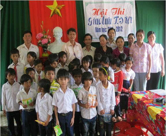 Các em HS dân tộc Tam Trà cùng thầy cô tại Hội thi Giao lưu Tiếng Việt