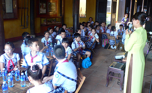 Các em học sinh lớp 4.1, Trường Tiểu học Lương Thế Vinh tham gia sinh hoạt tại Bảo tàng Văn hóa dân gian Hội An. Ảnh: Q.HẢI